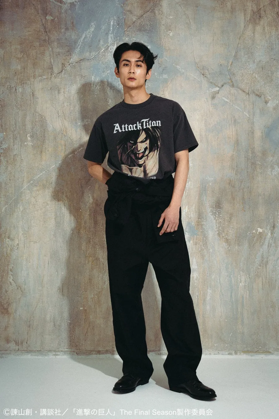 進撃の巨人デザインTシャツを着た男性