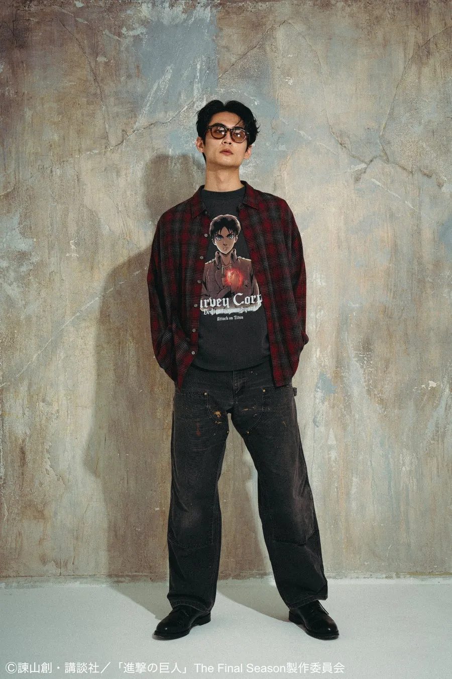 エレン・イェーガーデザインTシャツを着た男性