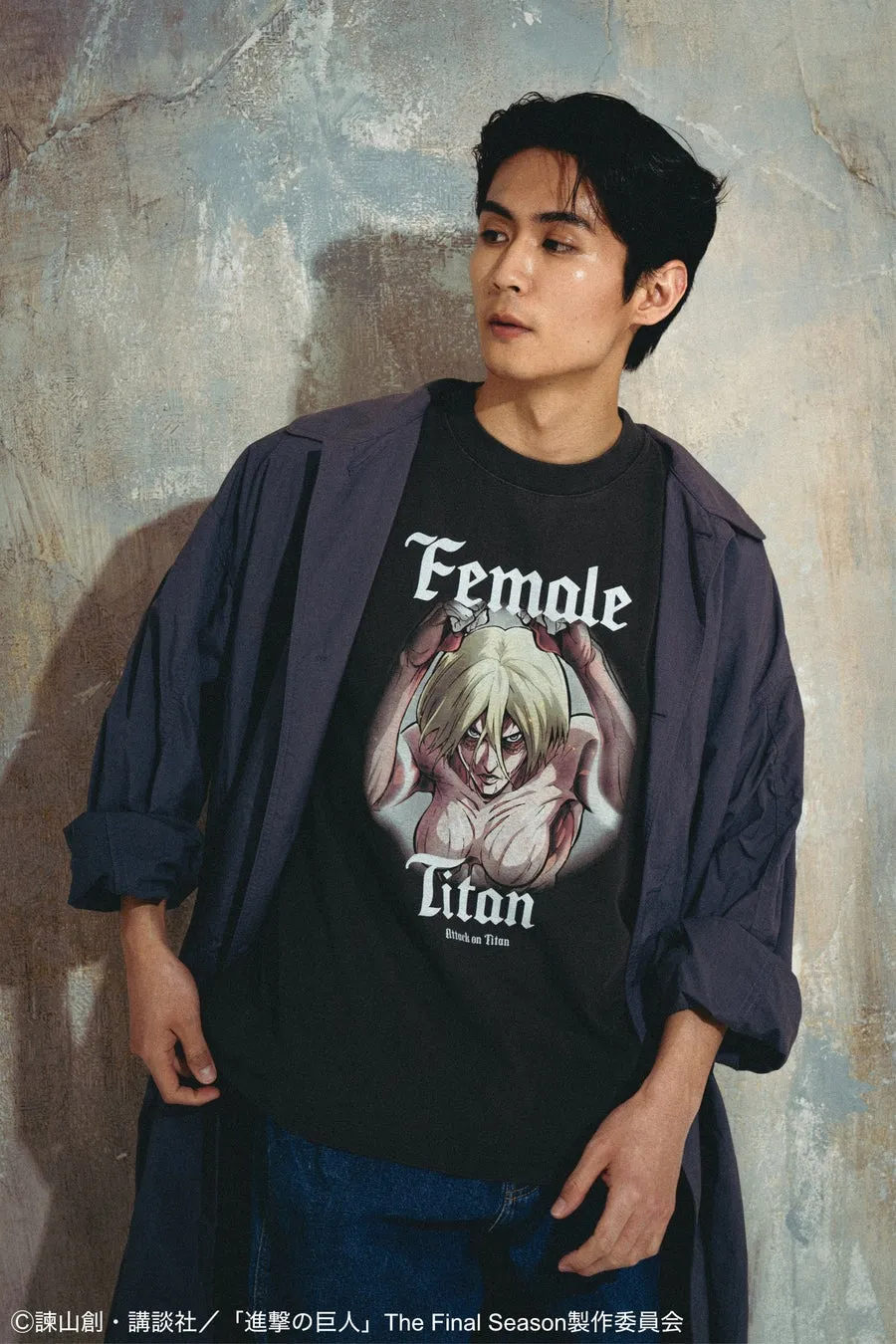 女型の巨人デザインTシャツを着た男性