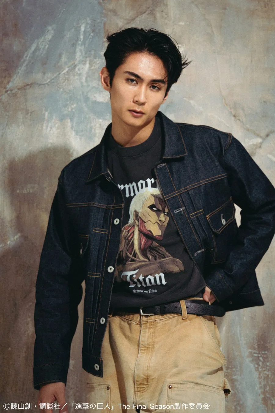 鎧の巨人デザインTシャツを着た男性