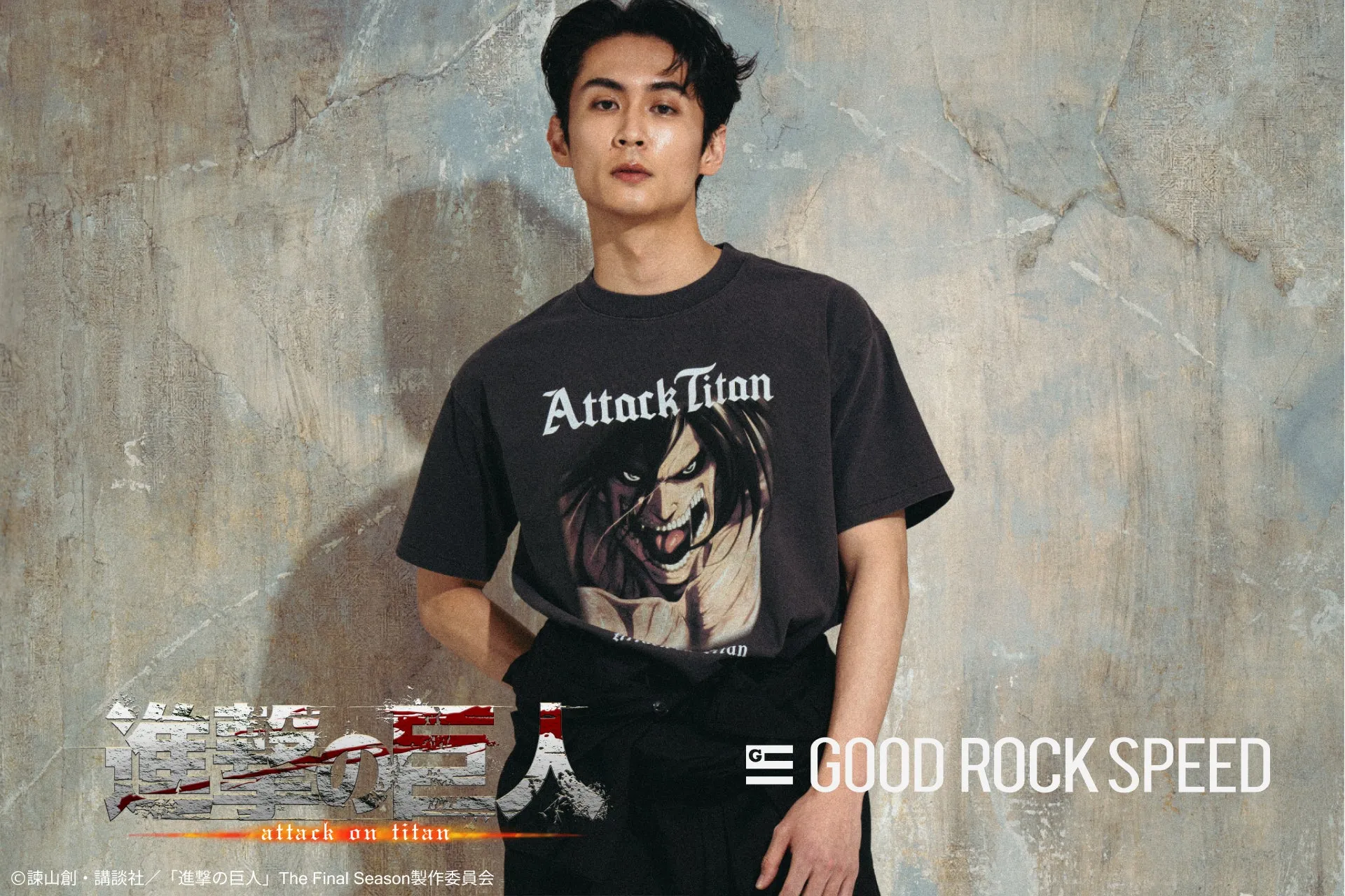 進撃の巨人コラボTシャツを着た男性