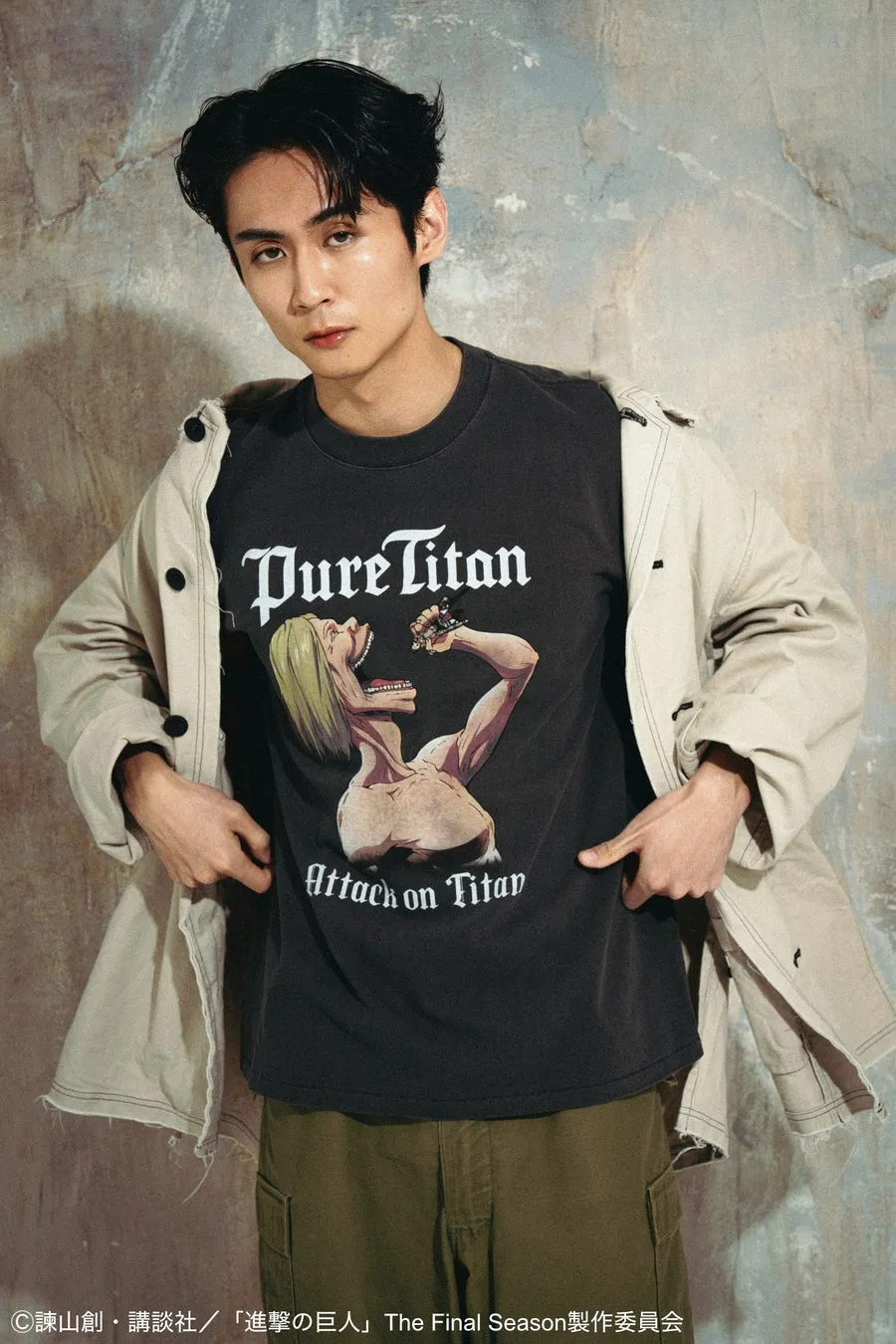 無垢の巨人デザインTシャツを着た男性