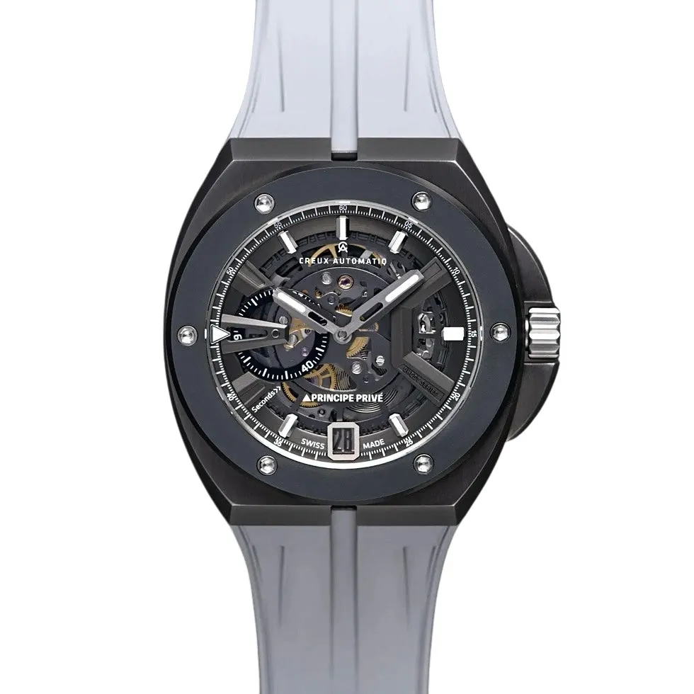 白と黒の背景に、白いストラップが付いた高級腕時計の写真です。時計の文字盤はスケルトンデザインで、時計の内部メカニズムが見えます。