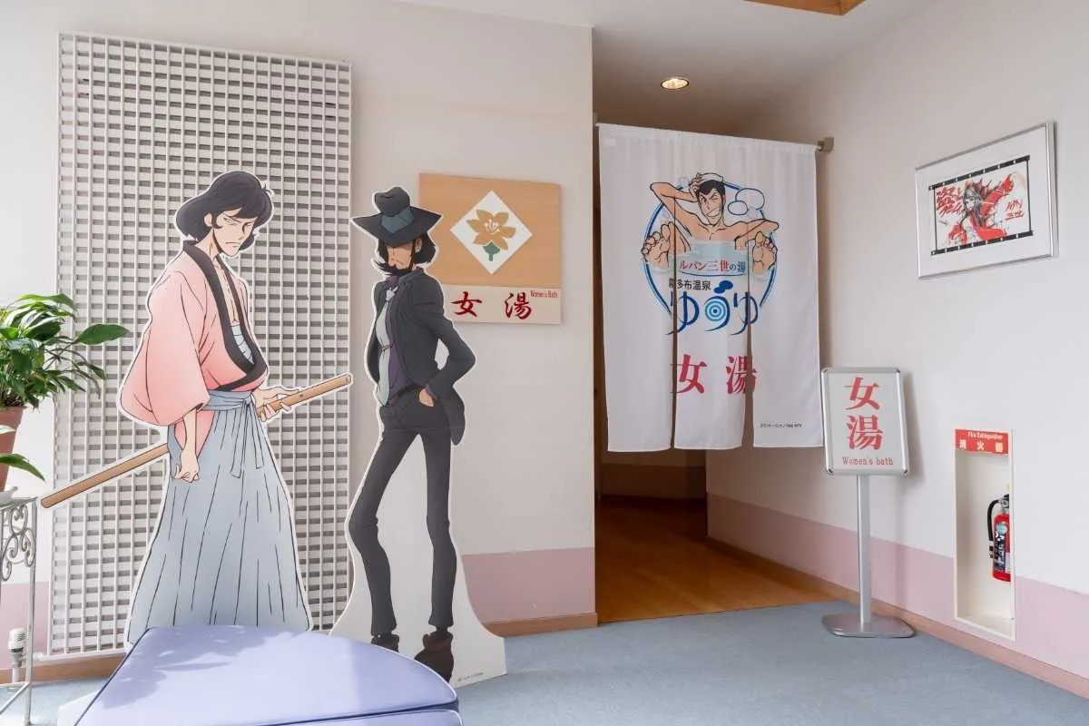 温泉入口の暖簾と等身大パネル