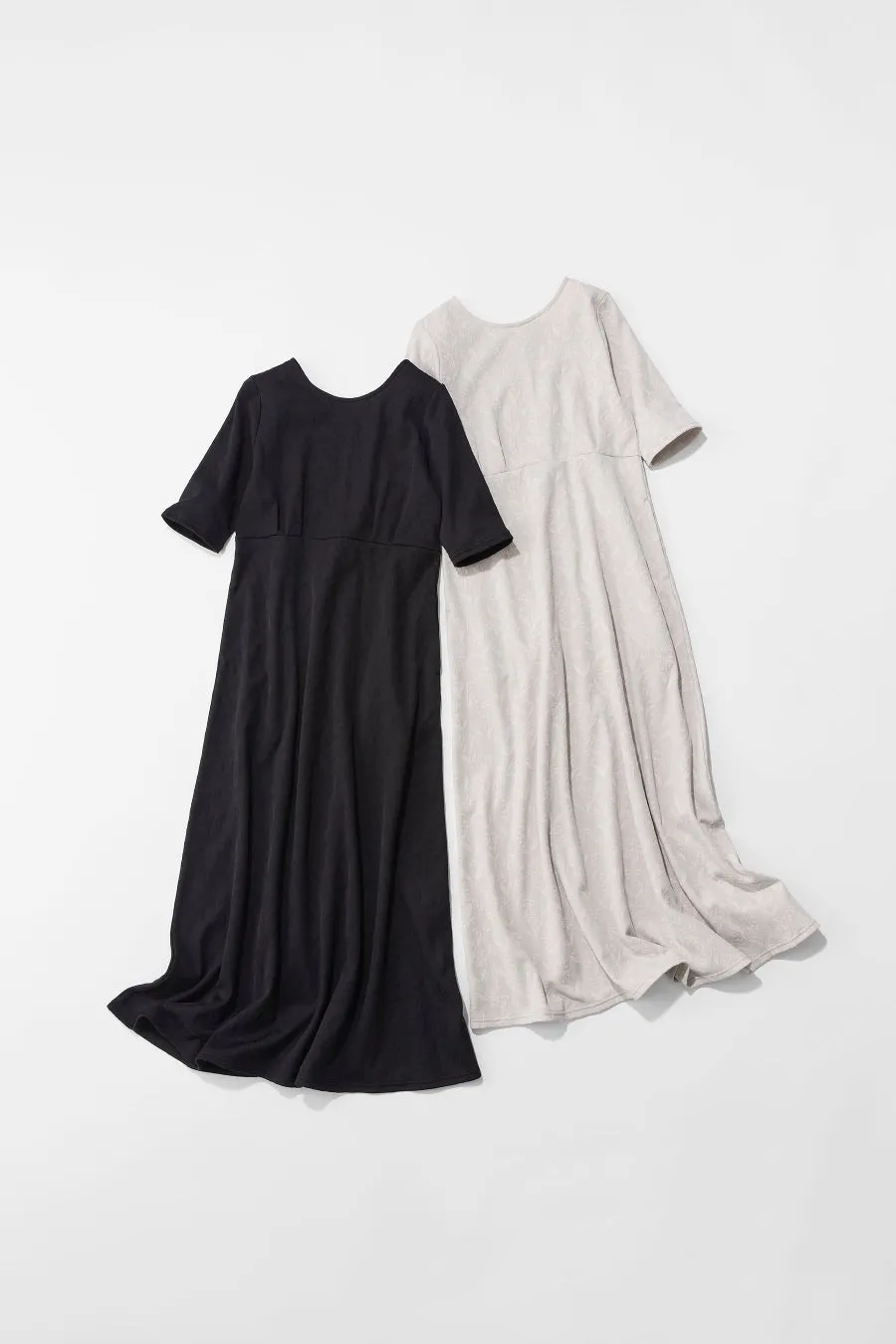 黒とベージュのワンピースのイメージです。