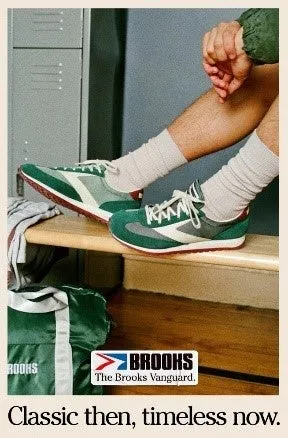 Brooksの緑色のスニーカーを履いた男性の足と、背景にロッカーとバッグが写っている広告画像です。