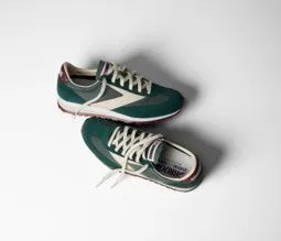白い背景に緑色のスニーカー2足が写っています。