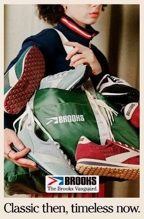 ブルックスの広告。クラシックなデザインのスニーカーを紹介しています。女性が緑色のバッグに様々なスニーカーを詰め、それらを持ち運ぶ。
