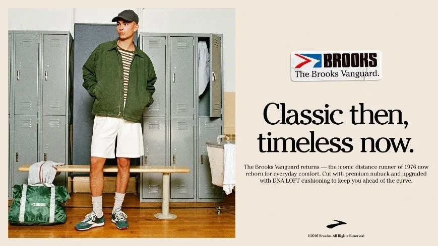 ブルックスの広告。クラシックなデザインのスニーカーを紹介しています。男性がロッカー室のような場所で、グリーンのジャケットと白いショートパンツを着用し、スニーカーを持っています。