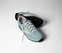 水色のスニーカーのペアが白い背景に置かれています。