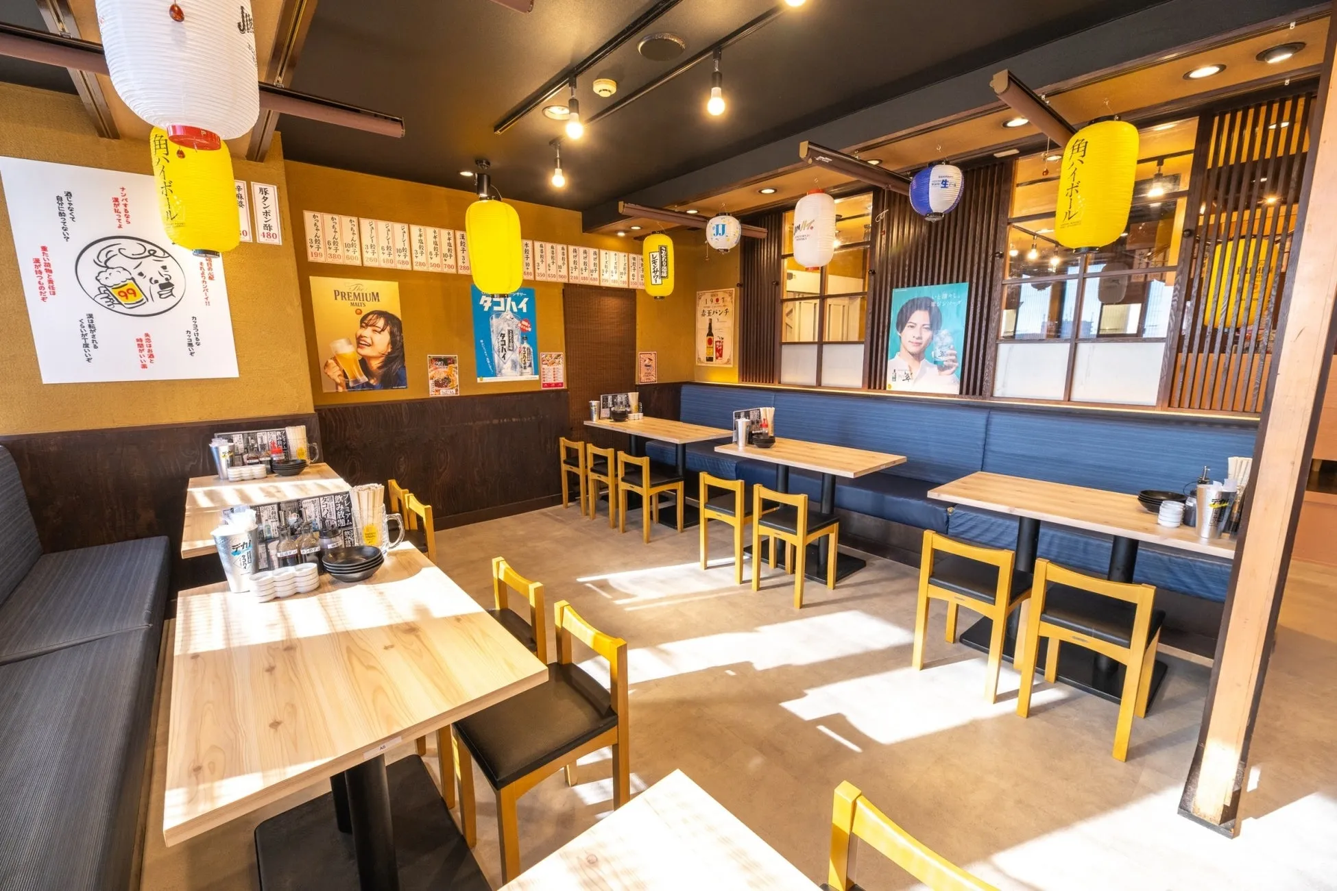 メニューが並ぶ活気ある居酒屋の店内