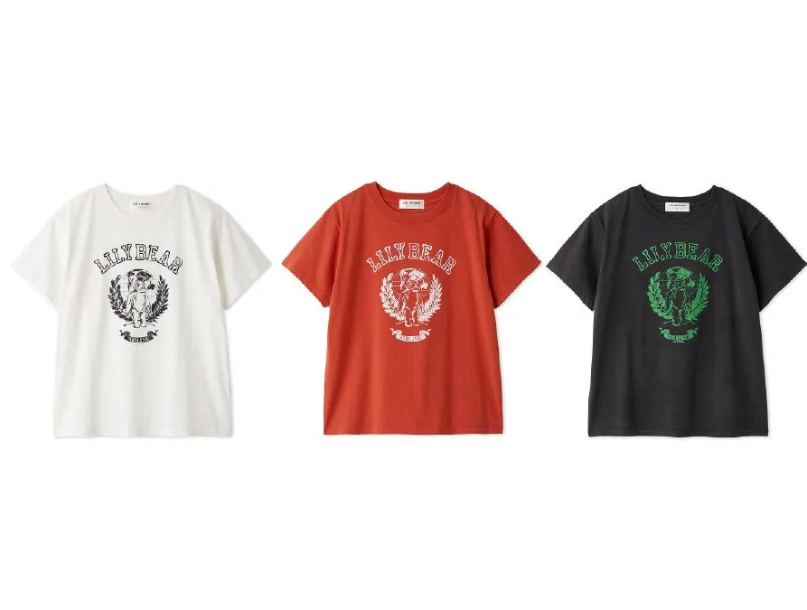 3色のLILY BEARのTシャツが並んだ画像です。白、赤、黒のTシャツがあり、それぞれ同じデザインのロゴがプリントされています。