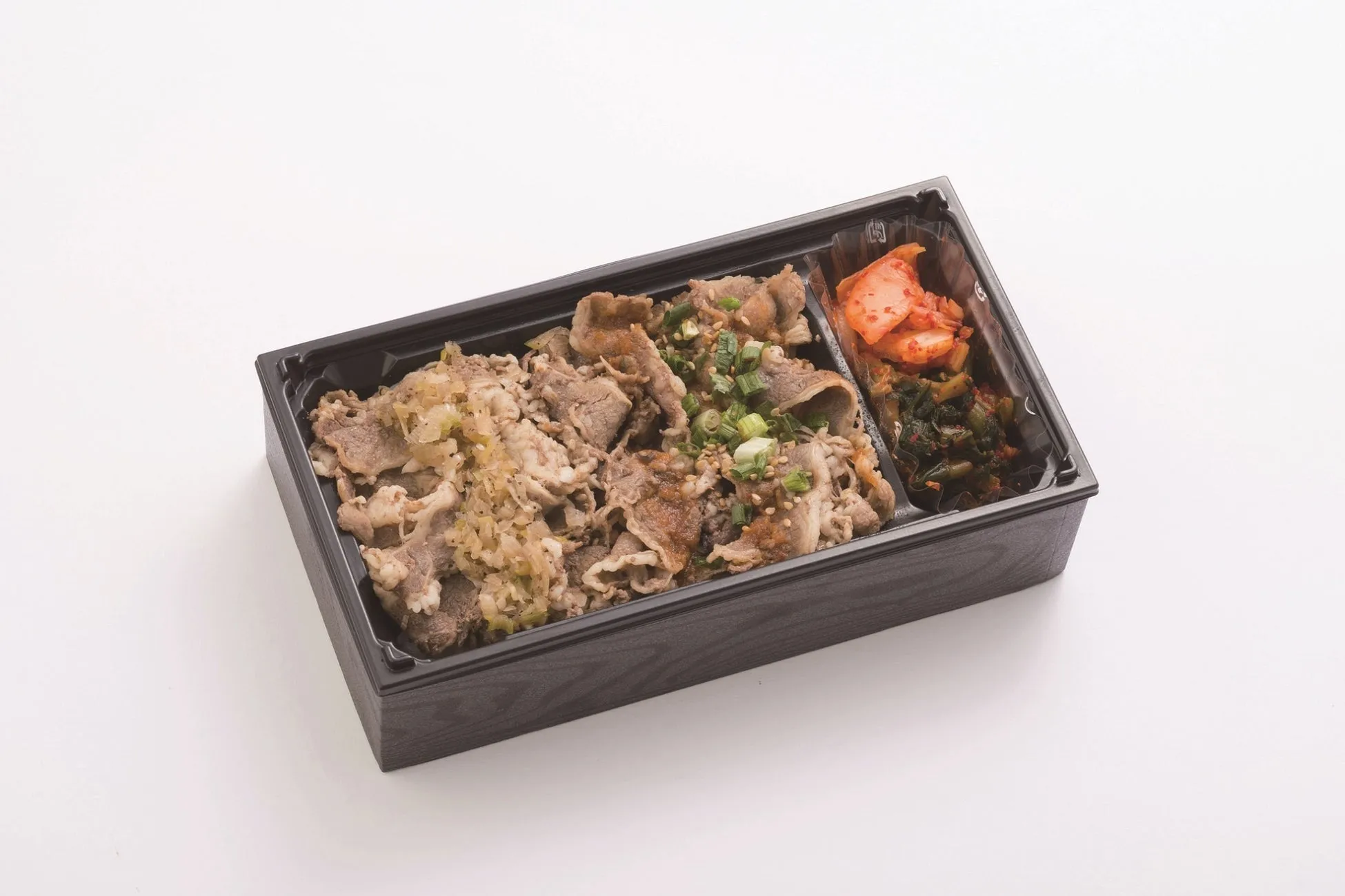 弁当箱に入った牛肉と野菜の料理