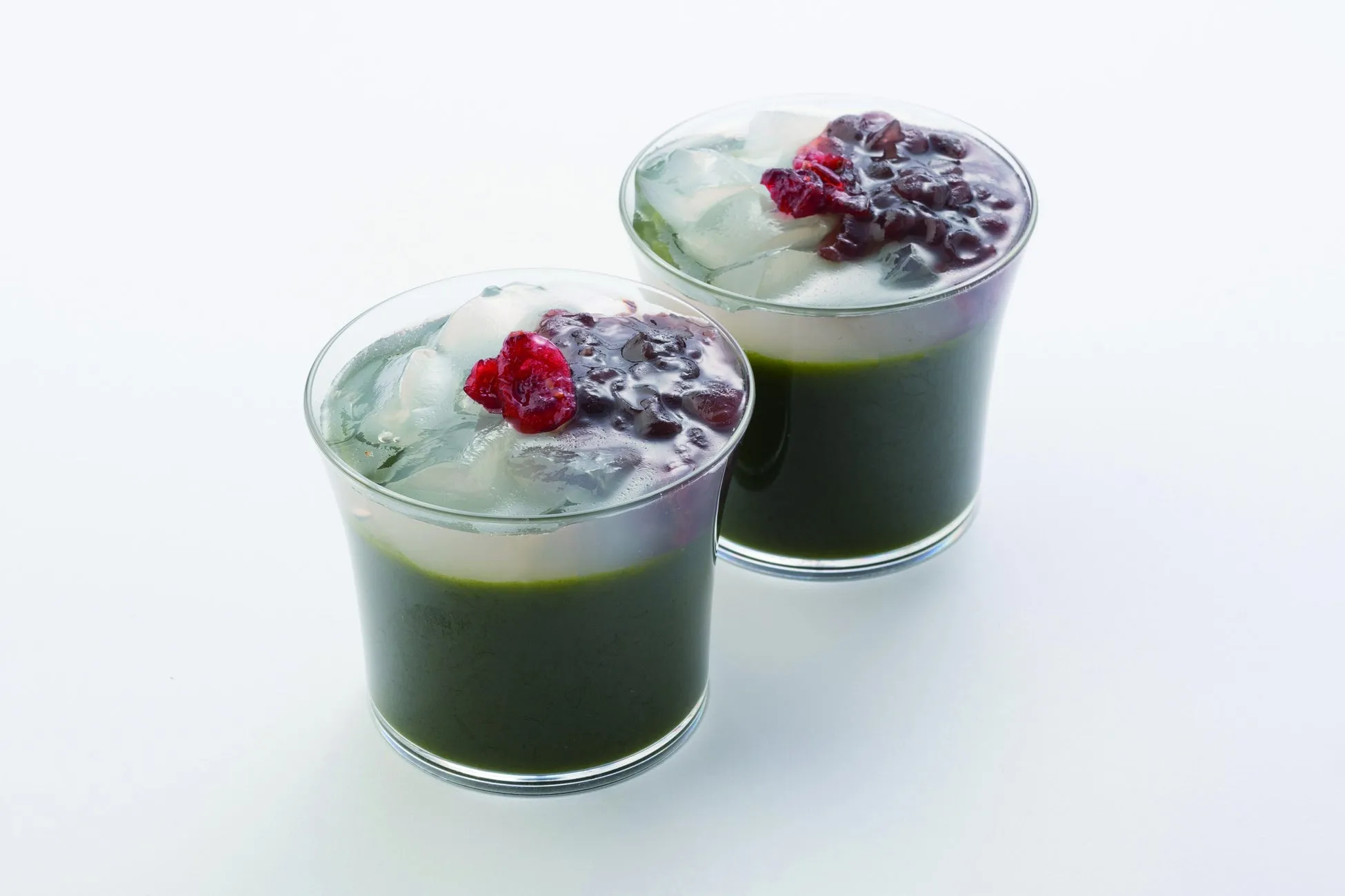 2つのグラスに入った抹茶ドリンク