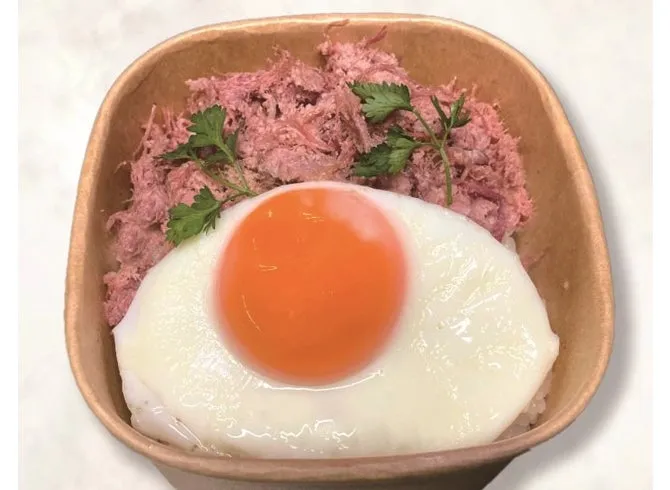 卵とほぐし肉がのった丼