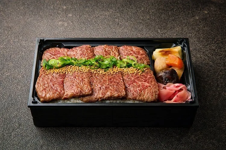 お弁当箱に入った、牛肉の焼肉弁当