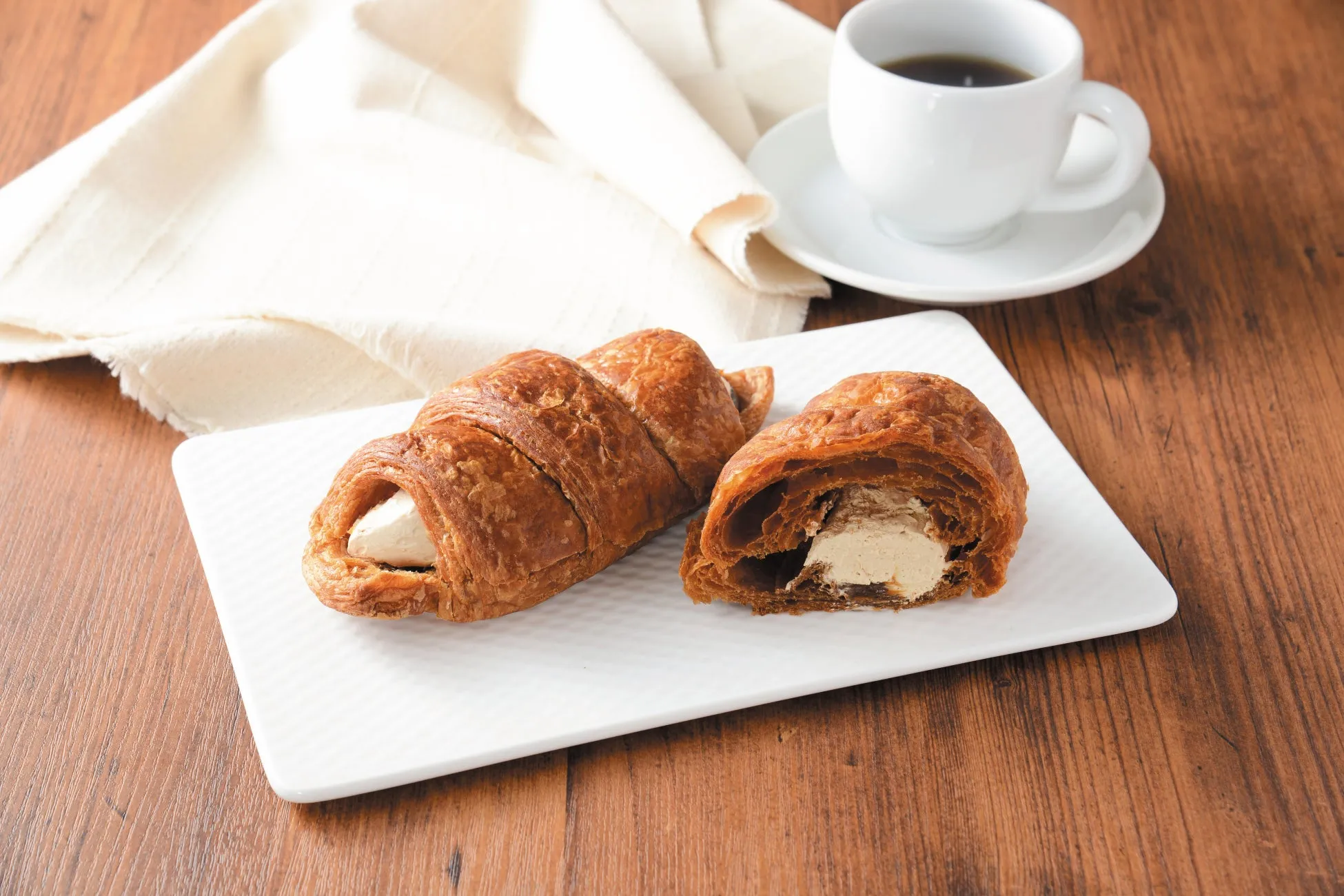 カフェラテクロワッサンとコーヒー