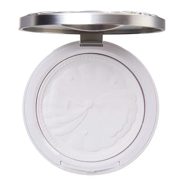 白いコンパクトケースに入ったパウダーファンデーションです。ケースには花のような模様が施されており、可愛らしい印象です。