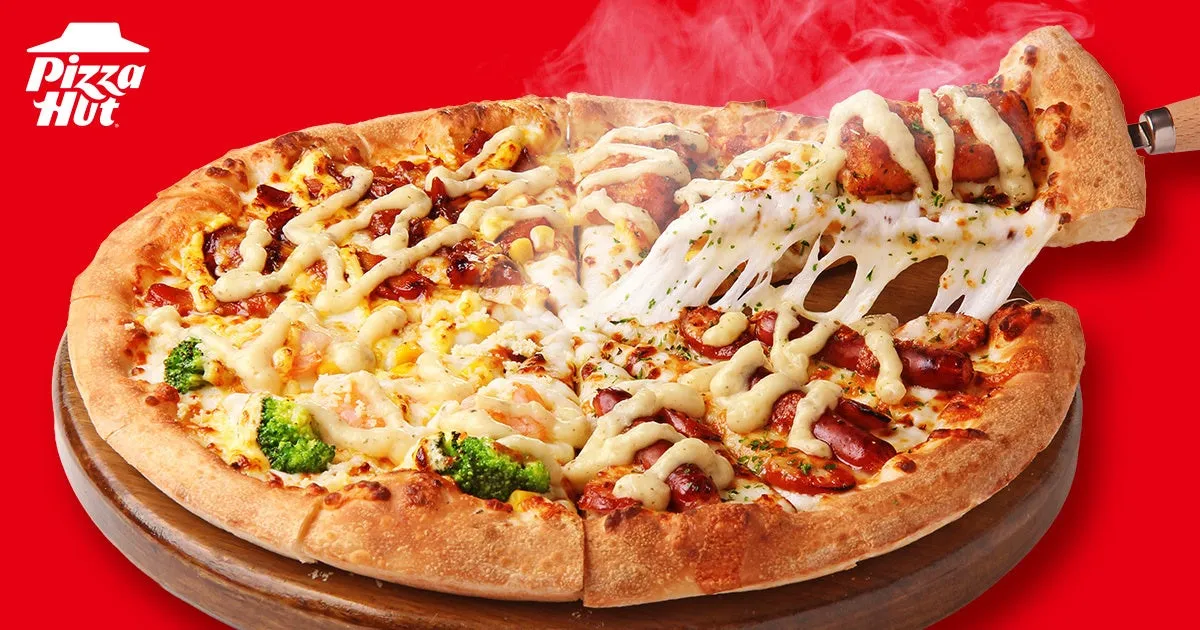 ピザハットのピザの写真。ピザは様々な具材がトッピングされており、チーズがとろけている様子が写っています。