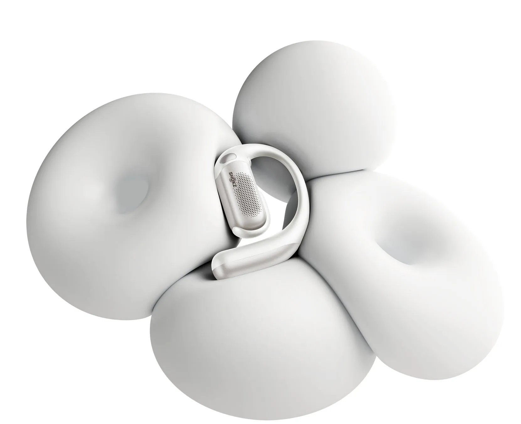 白いイヤホンが白い立体的なオブジェの上に置かれている写真です。