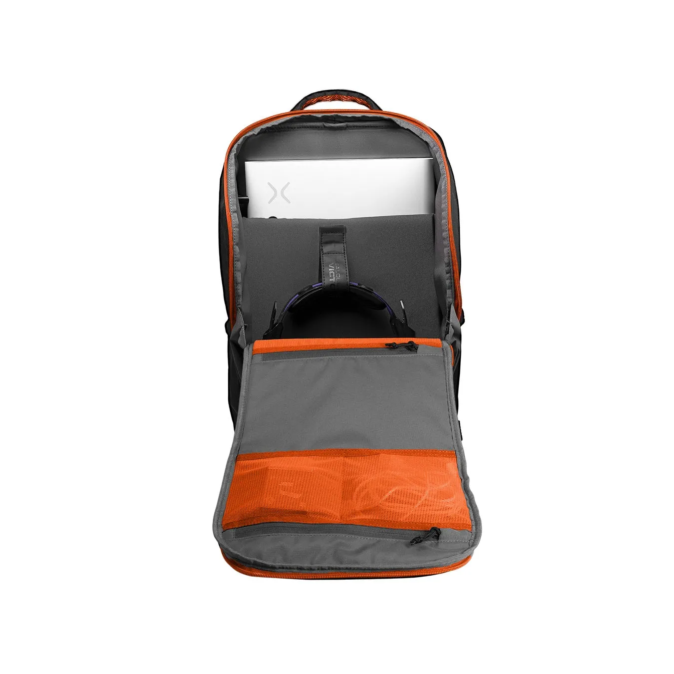 バックパックが開いた状態で、中にノートパソコン、ヘッドホン、ケーブルなどが入っている様子。