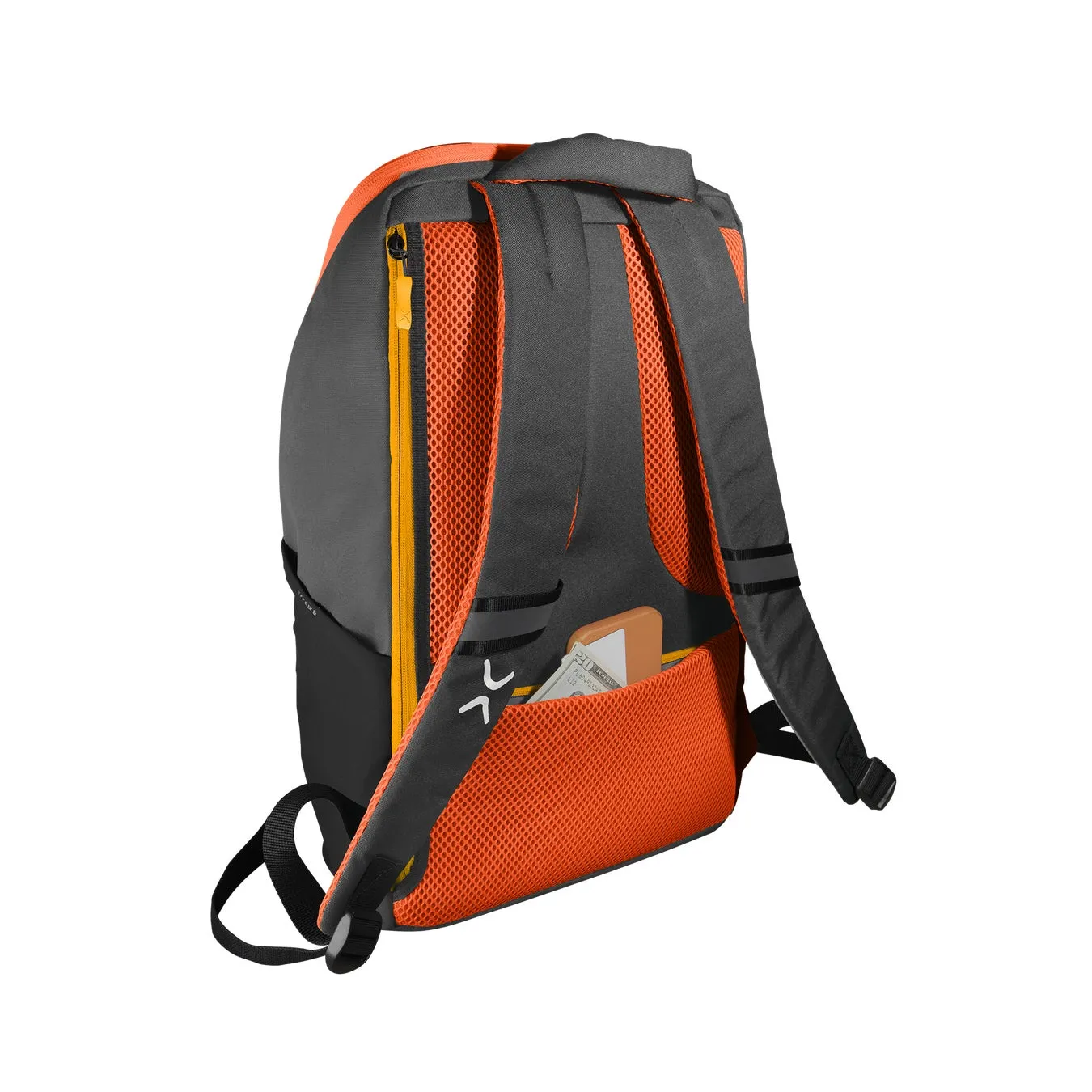 オレンジとグレーのバックパックのクローズアップ画像です。バックパックの背面には、ジッパー、メッシュ素材、ショルダーストラップ、小さなポケットなどの特徴が見られます。