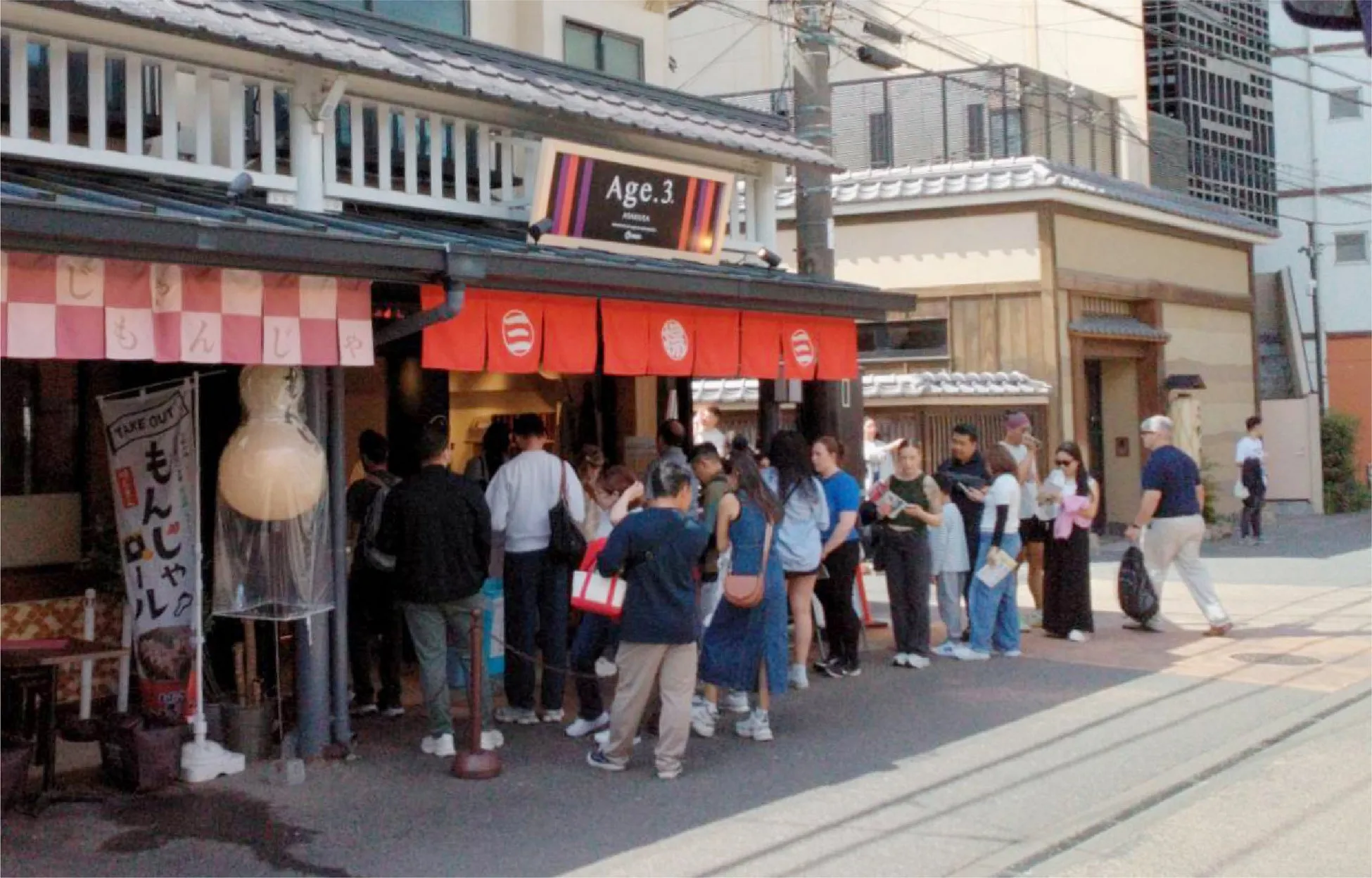 Age.3の前に長い列ができている様子