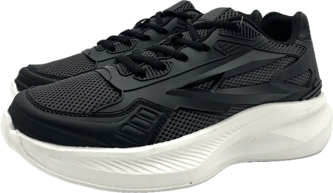 黒いスニーカーのクローズアップ画像です。スニーカーは黒色の合成素材でできており、白い分厚いソールが付いています。スニーカーは、黒いレース、メッシュのアッパー、そして複雑なデザインが施されています。