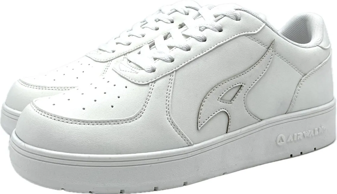 白いスニーカーのクローズアップ写真。スニーカーは厚底で、シューレースが付いており、ブランドロゴが側面に表示されています。