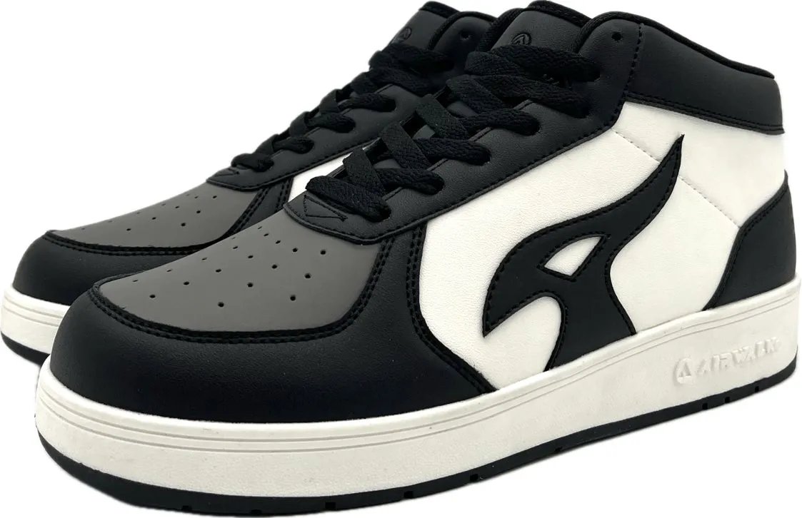 白と黒のハイカットスニーカーの画像。