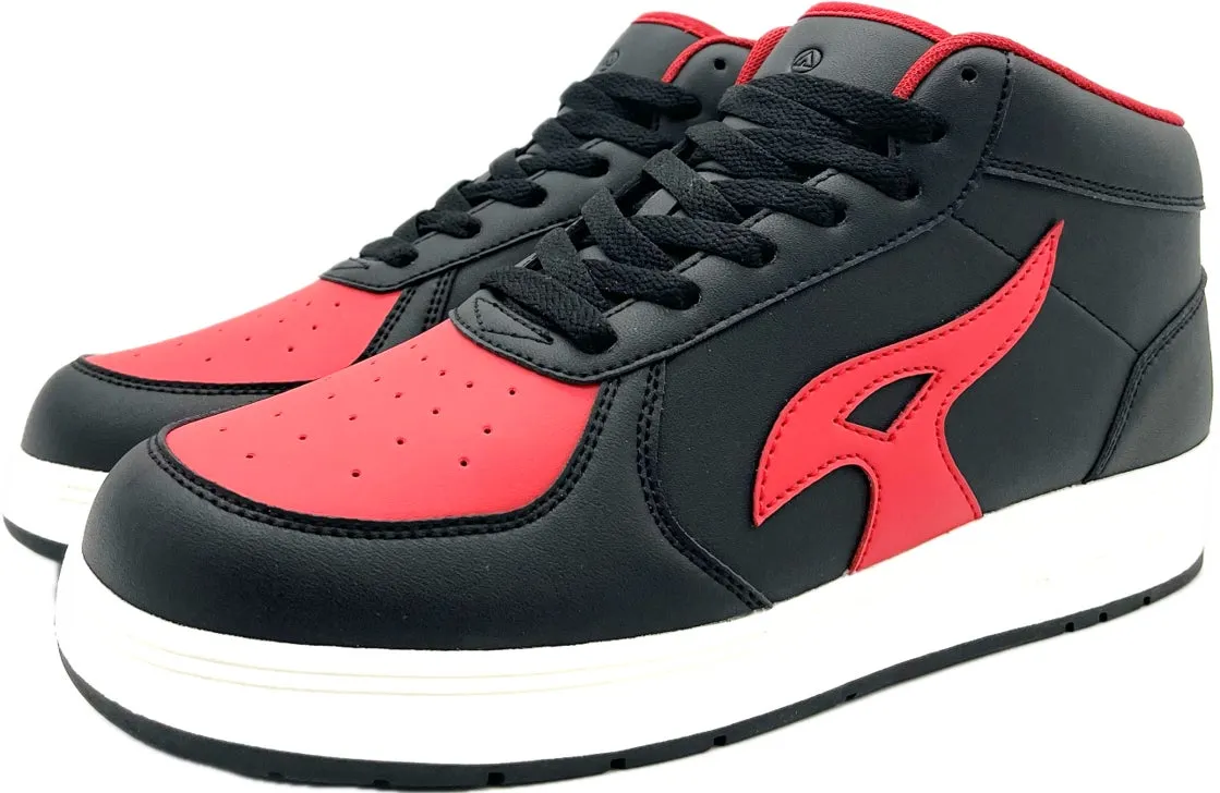 黒と赤のハイカットスニーカーのクローズアップ写真。