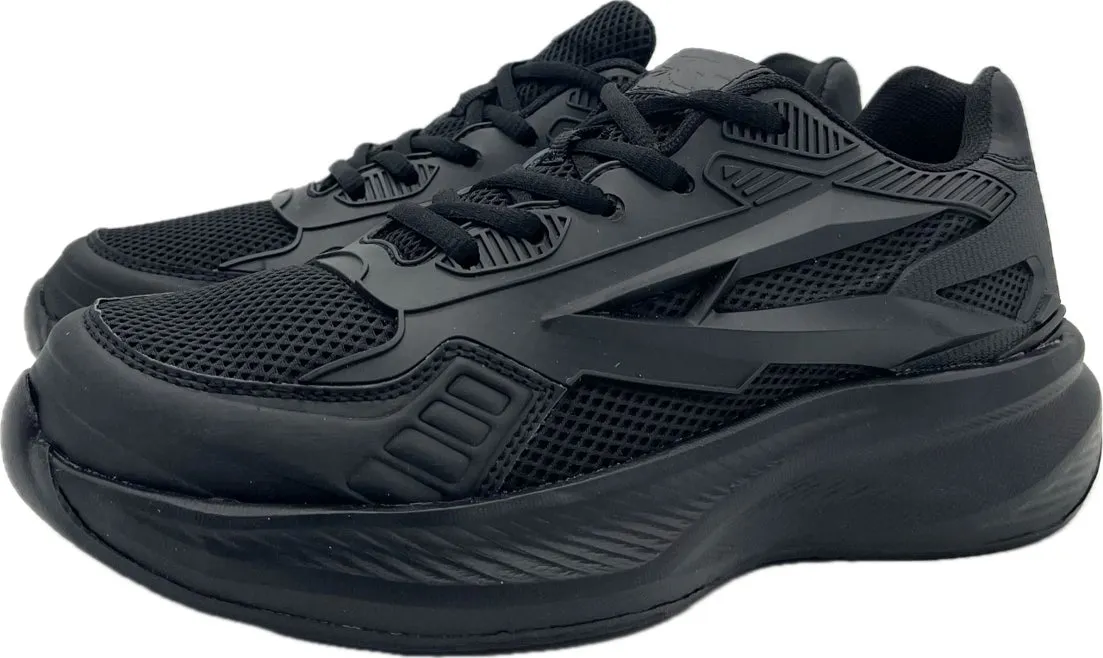 黒いスニーカーのクローズアップ写真。