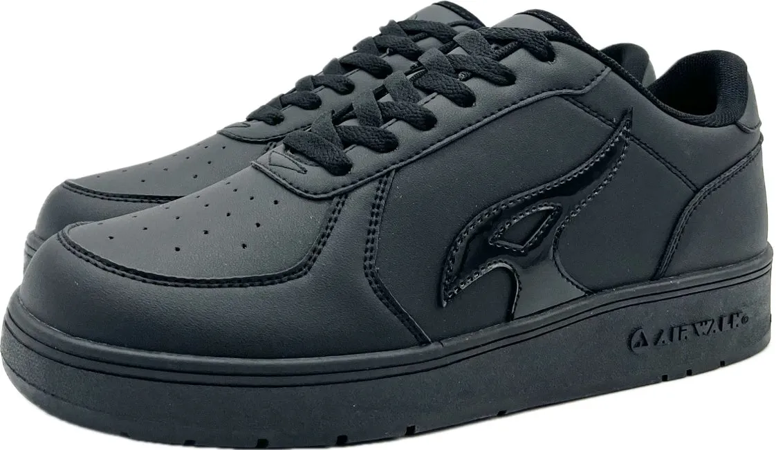 黒色のエアウォークのスニーカーの画像です。スニーカーは黒色で、紐とブランドロゴが特徴です。
