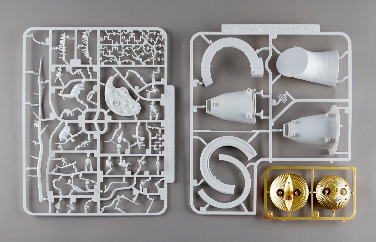 太陽の塔のプラモデルのパーツが写っている写真です。