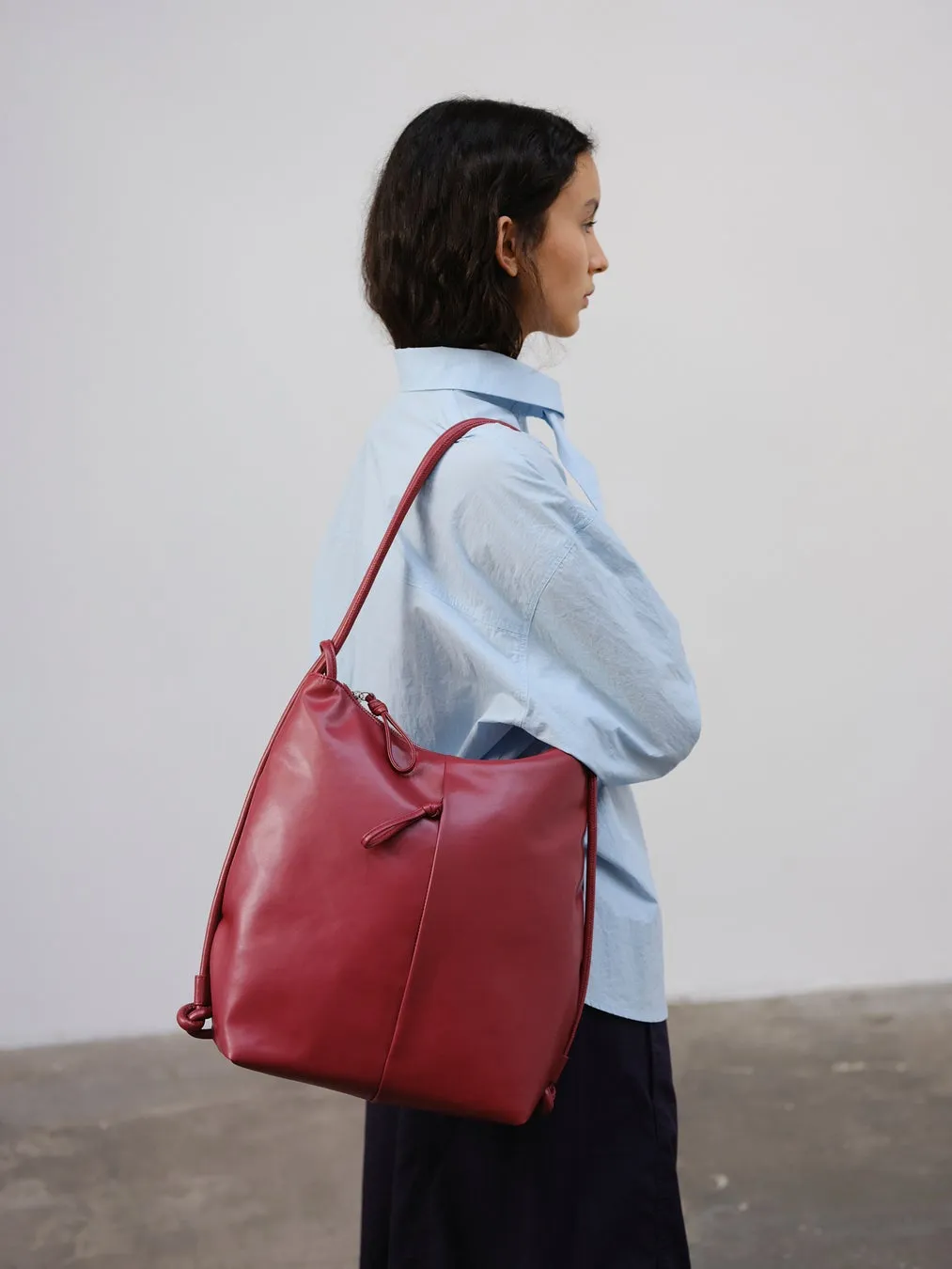 赤いバッグを肩にかけた女性