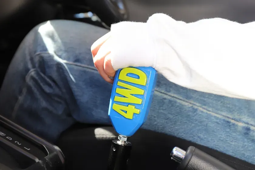 4WDのシフトレバーを握る手元の写真