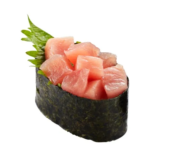 マグロの寿司。マグロの角切りが海苔で巻かれたご飯の上に載っている。