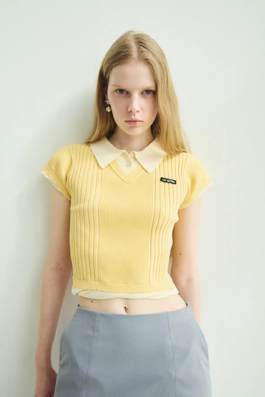 黄色いトップスと水色のスカート