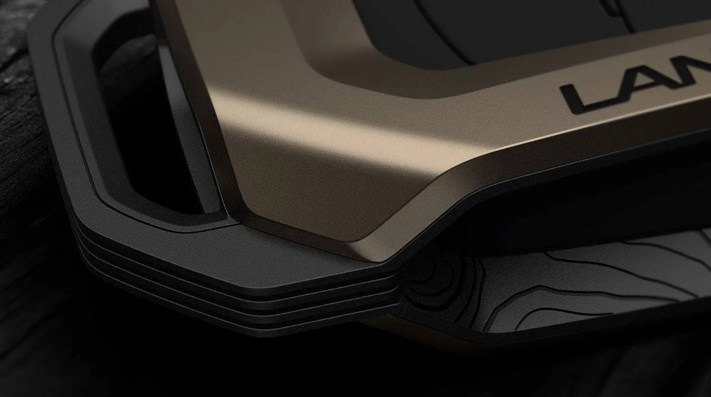 クローズアップされた、茶色と黒のデバイスの一部。デバイスは、角張った、工業的なデザインが特徴です。デバイスの表面には、LANの文字が見えます。