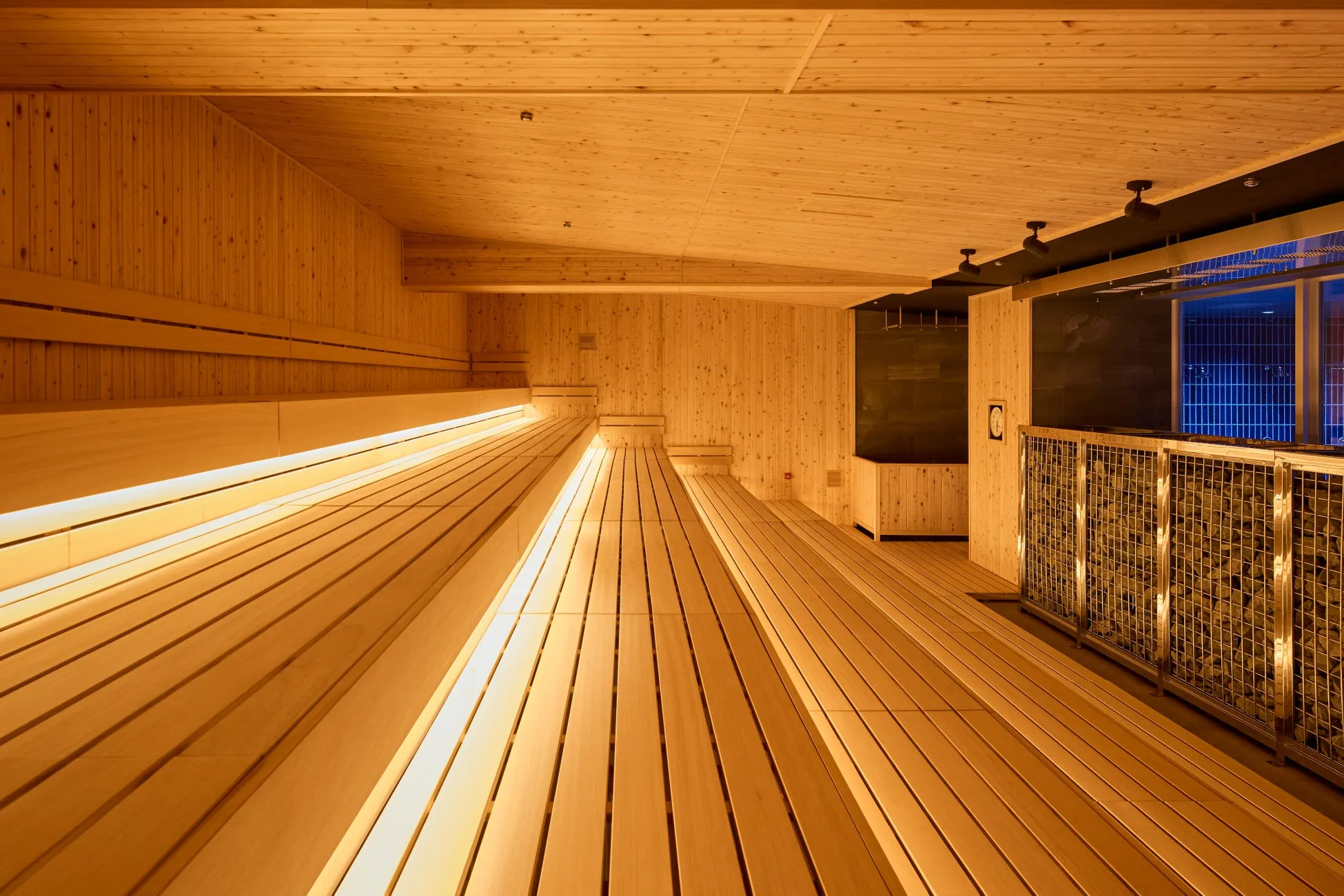 木材をふんだんに使用したサウナ室内の様子を写した画像。明るい照明で照らされ、木の温かみが感じられる。