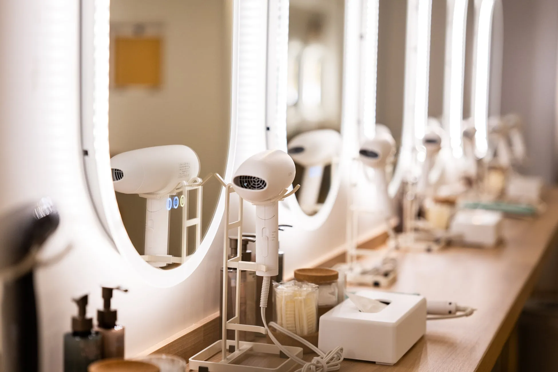 鏡とドライヤーが並んだ洗面台の画像です。