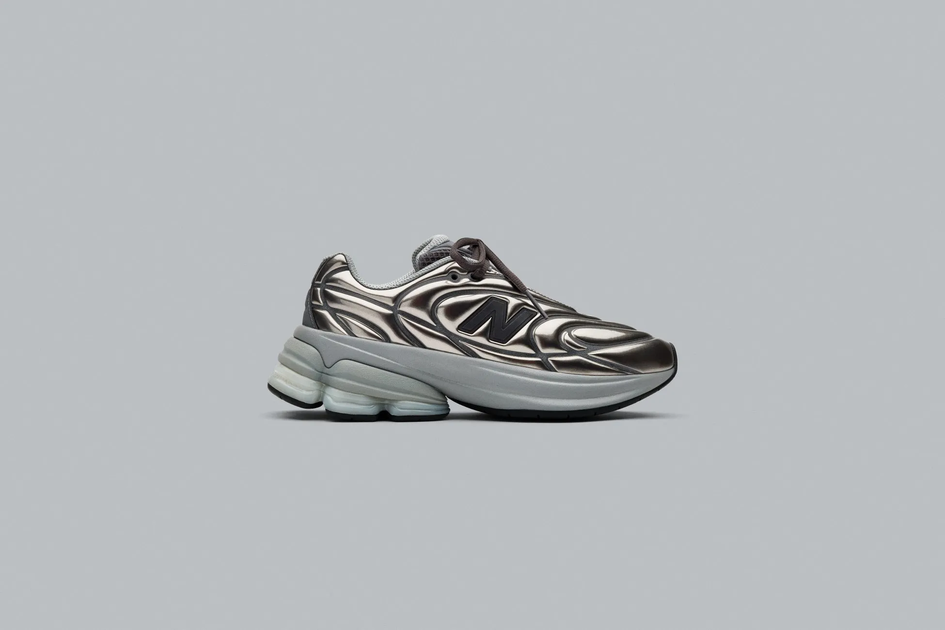 メタリックカラーのスニーカーの画像です。ニューバランスのロゴが特徴的です。