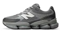 ニューバランスのグレーのスニーカーの写真です。