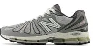 ニューバランスのグレーのスニーカーの写真です。