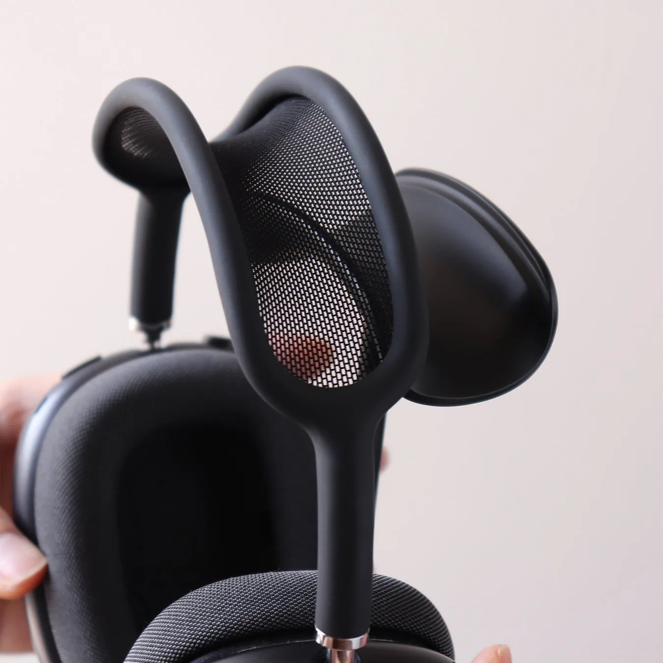 黒色のヘッドホンの一部をクローズアップした画像