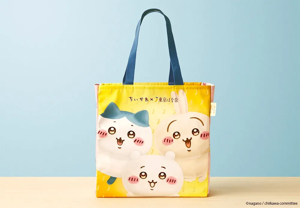 ちいかわと東京ばな奈のコラボトートバッグの画像です。ちいかわ、ハチワレ、うさぎのキャラクターが描かれており、背景は黄色でバナナの模様があります。