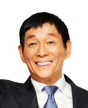明石家さんまさんの笑顔のポートレート。