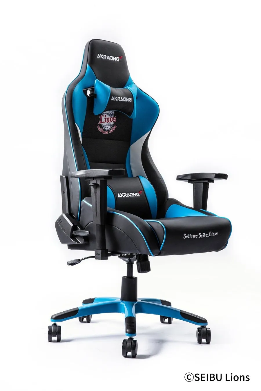 AKRACINGと埼玉西武ライオンズのコラボゲーミングチェア。青と黒を基調とし、ライオンズのロゴとチーム名がデザインされている。