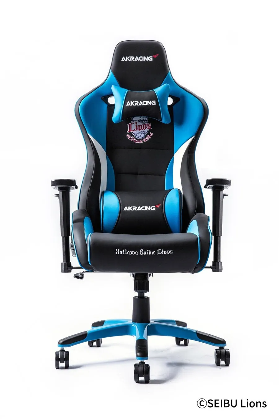 AKRACINGと埼玉西武ライオンズのコラボゲーミングチェア。ヘッドレスト部分に「AKRACING」のロゴ、中央に「Lions」のロゴ、座面には「Saitama Seibu Lions」の文字がデザインされている。