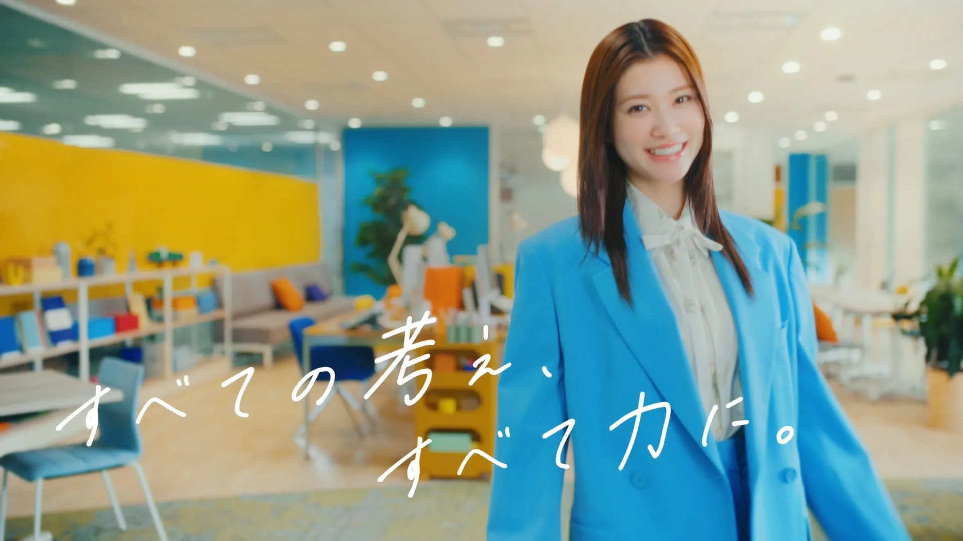 明るいオフィスで笑顔の女性